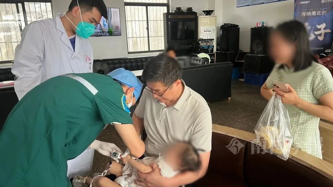 柳州夫妇紧急联手，一岁女童母亲目睹全程，泣不成声……