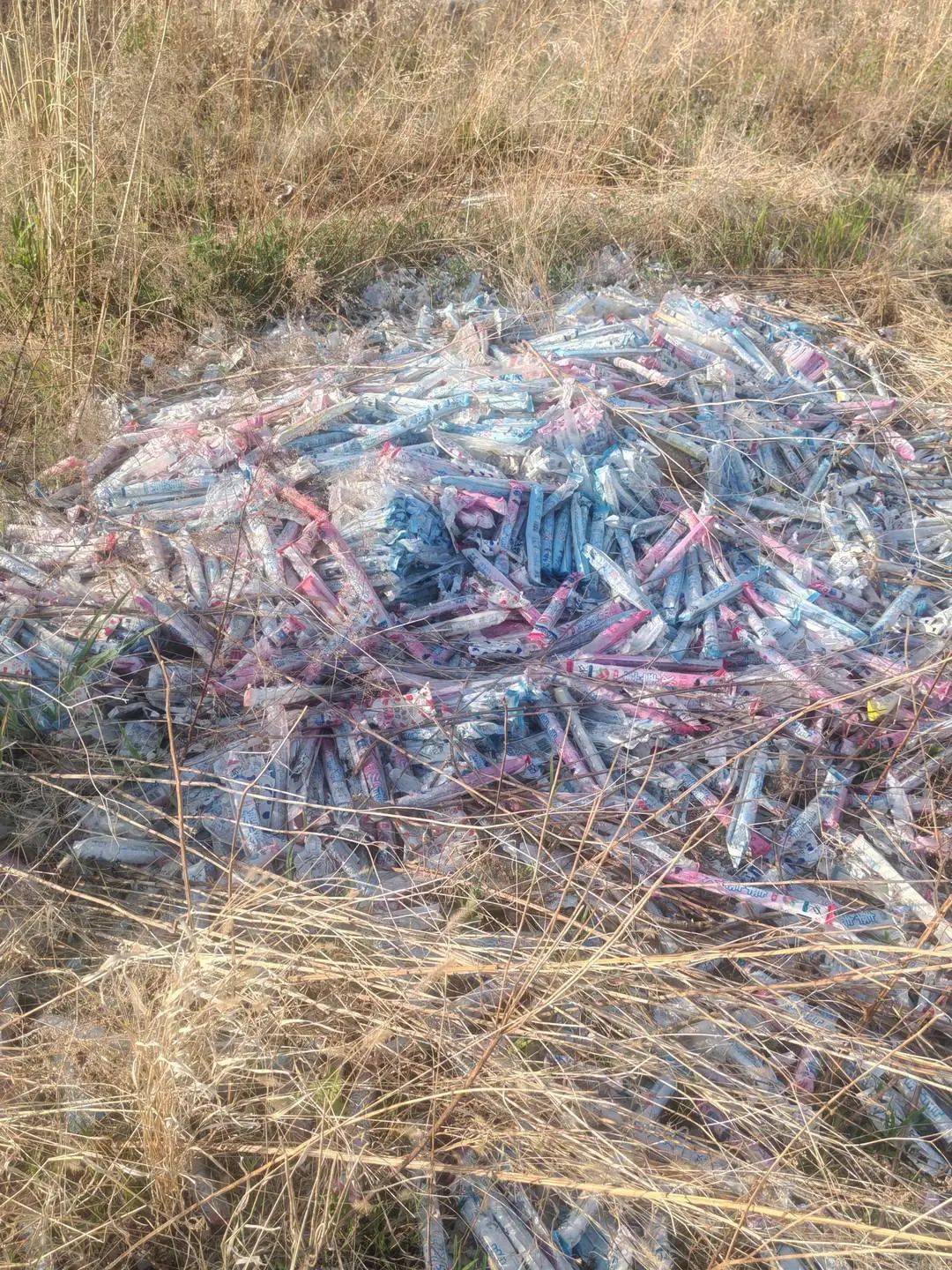 山顶发现大量“野生”碎冰冰?网友称是给猪降温用的?专家解读 山顶发现大量“野生”碎冰冰?网友称是给猪降温用的?专家解读