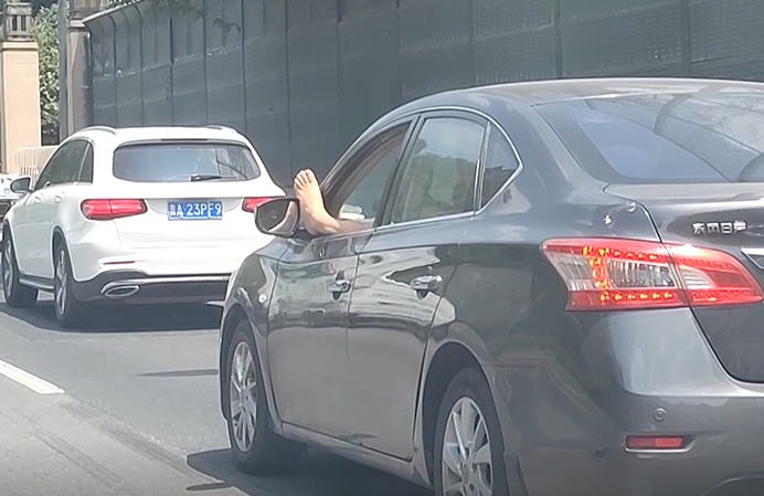 上海高架这一幕引起公愤!回应:行为恶劣,将被收车! 上海高架这一幕引起公愤!回应:行为恶劣,将被收车!