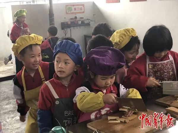 一所小学里为何堆着几百个轮胎？