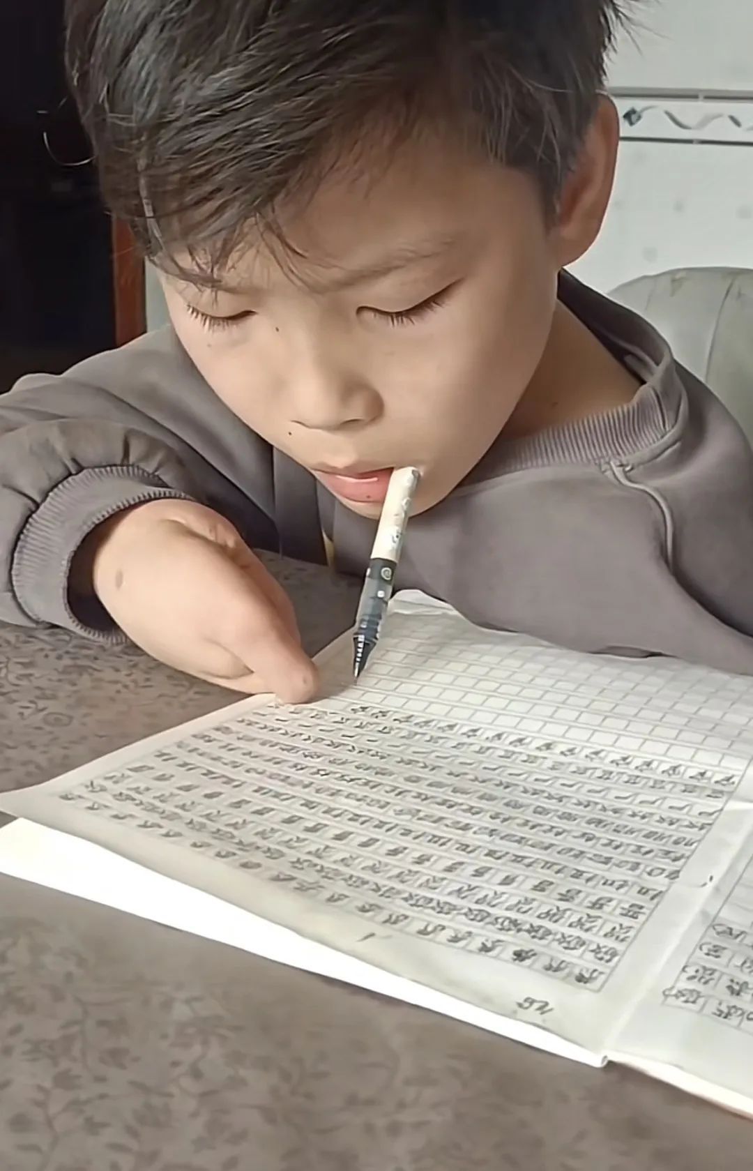 坚强得令人心疼!邵阳男孩8岁时触电截肢,如今用嘴咬笔写字,父亲:他只在截肢后哭过 坚强得令人心疼!邵阳男孩8岁时触电截肢,如今用嘴咬笔写字,父亲:他只在截肢后哭过