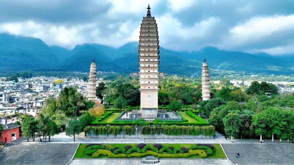 无人机穿越千年古塔时突然“炸机”失控！警方已找到肇事者，系擅自飞行