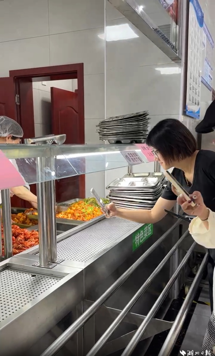 吃掉2300多斤小龙虾！这家食堂，“五一”爆火！