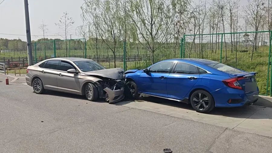 事发上海！轿车超速3倍，过桥时“起飞”，失控撞向路边车辆…警方：段某已被抓获