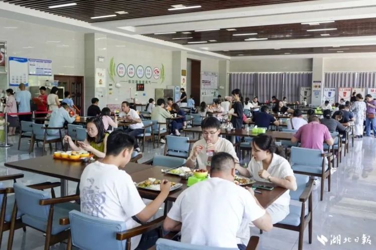 吃掉2300多斤小龙虾！这家食堂，“五一”爆火！