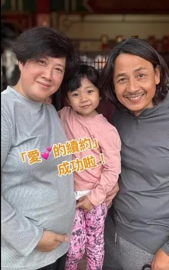 男演员晒照宣布58岁妻子怀二胎! 男演员晒照宣布58岁妻子怀二胎!