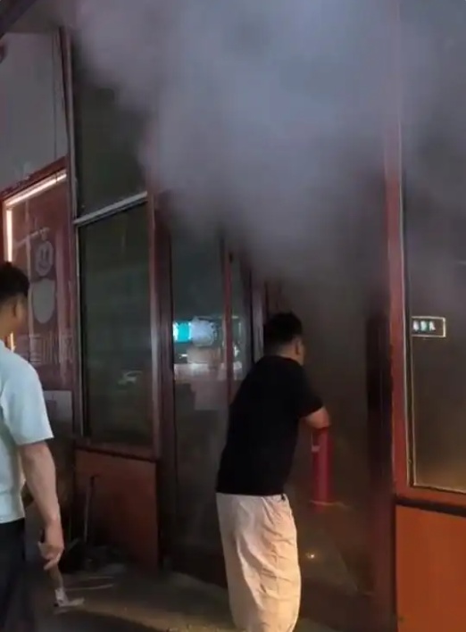 陪老婆买奶茶路上,男子顺手灭个火!网友:回家加鸡腿 陪老婆买奶茶路上,男子顺手灭个火!网友:回家加鸡腿