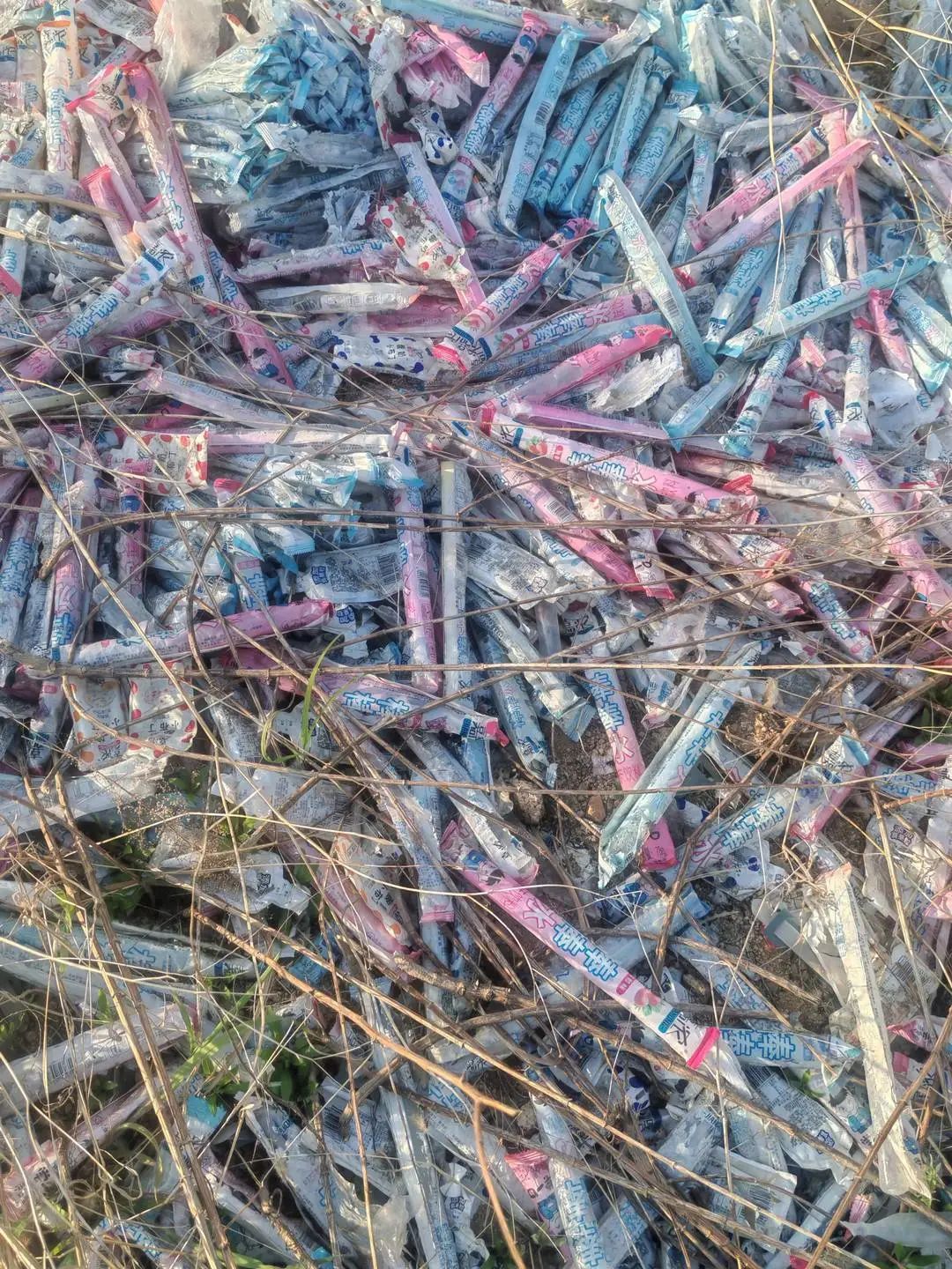 山顶发现大量“野生”碎冰冰?网友称是给猪降温用的?专家解读 山顶发现大量“野生”碎冰冰?网友称是给猪降温用的?专家解读