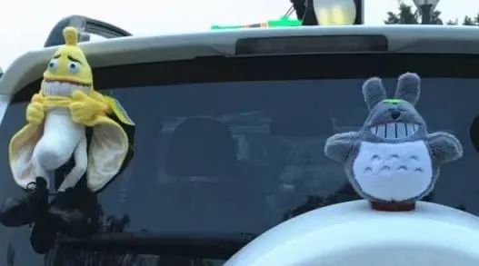 西宁交警提示:车顶玩偶很拉风,其实已经违法了! 西宁交警提示:车顶玩偶很拉风,其实已经违法了!