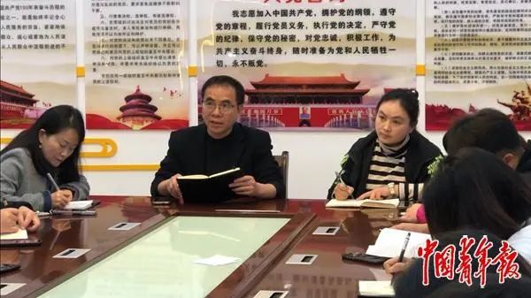 一所小学里为何堆着几百个轮胎？