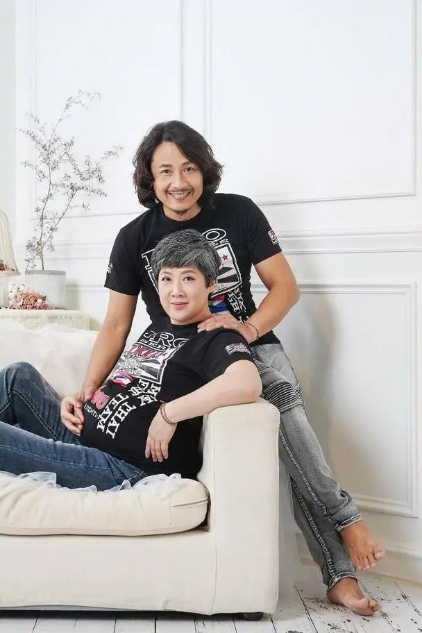 男演员晒照宣布58岁妻子怀二胎! 男演员晒照宣布58岁妻子怀二胎!