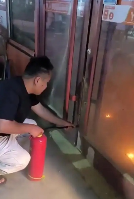 陪老婆买奶茶路上,男子顺手灭个火!网友:回家加鸡腿 陪老婆买奶茶路上,男子顺手灭个火!网友:回家加鸡腿