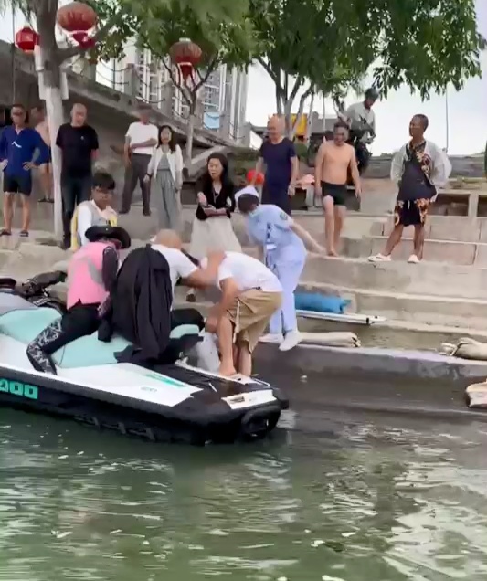 四川资阳一男子意外跌入沱江！危急时刻，摩托艇迅速出动......