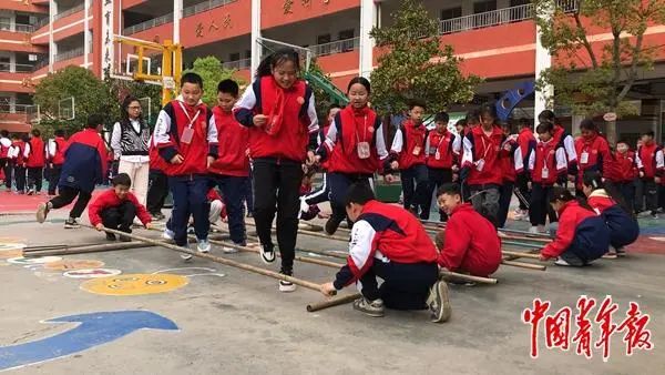 一所小学里为何堆着几百个轮胎？