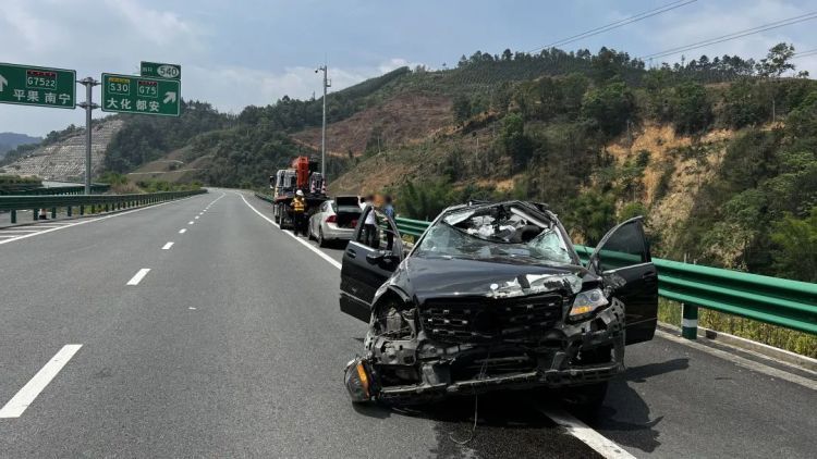 错过出口强行变道!司机一个“神操作”致车辆翻滚…… 错过出口强行变道!司机一个“神操作”致车辆翻滚……