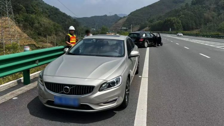 错过出口强行变道!司机一个“神操作”致车辆翻滚…… 错过出口强行变道!司机一个“神操作”致车辆翻滚……