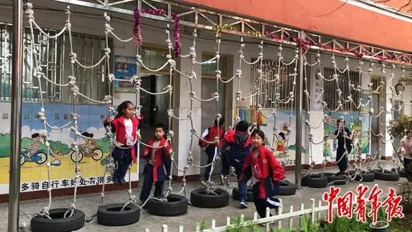 一所小学里为何堆着几百个轮胎？