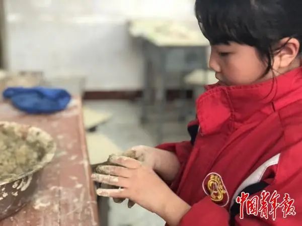 一所小学里为何堆着几百个轮胎？