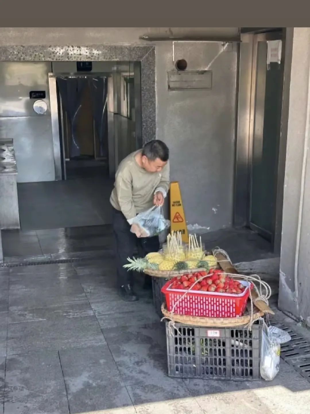 冲上热搜！畅销路边摊陷卫生争议，最近许多人都买过，快来看看你是否中招
