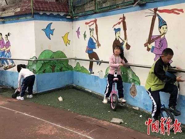 一所小学里为何堆着几百个轮胎？