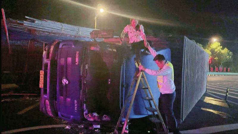 江西：深夜侧翻货车燃油泄漏 安福收费站员工勇救被困夫妻