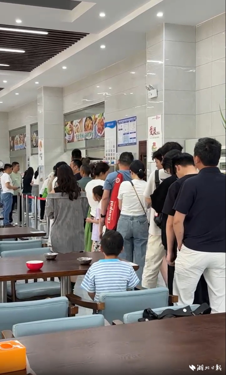 吃掉2300多斤小龙虾！这家食堂，“五一”爆火！