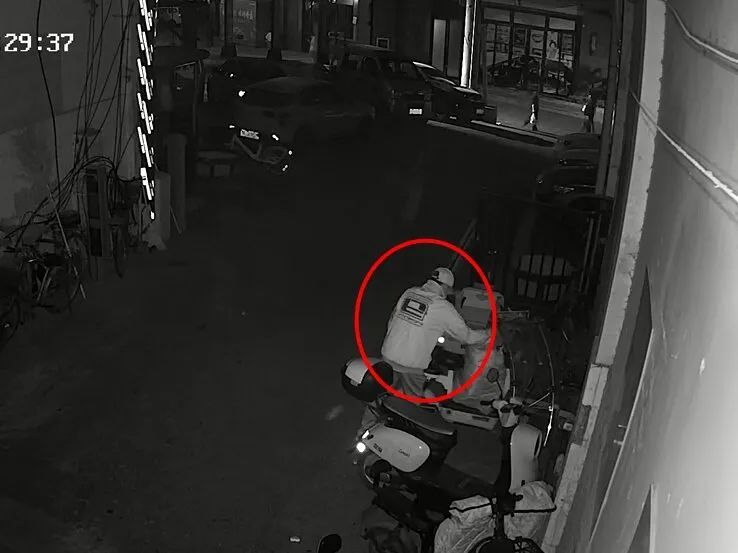 事实再次证明：换装盗窃=自作聪明=难逃法网！