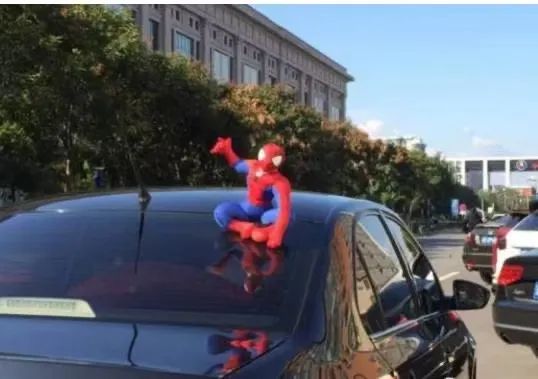 西宁交警提示:车顶玩偶很拉风,其实已经违法了! 西宁交警提示:车顶玩偶很拉风,其实已经违法了!