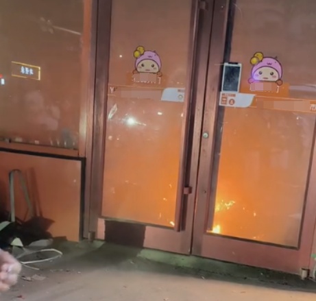 陪老婆买奶茶路上,男子顺手灭个火!网友:回家加鸡腿 陪老婆买奶茶路上,男子顺手灭个火!网友:回家加鸡腿