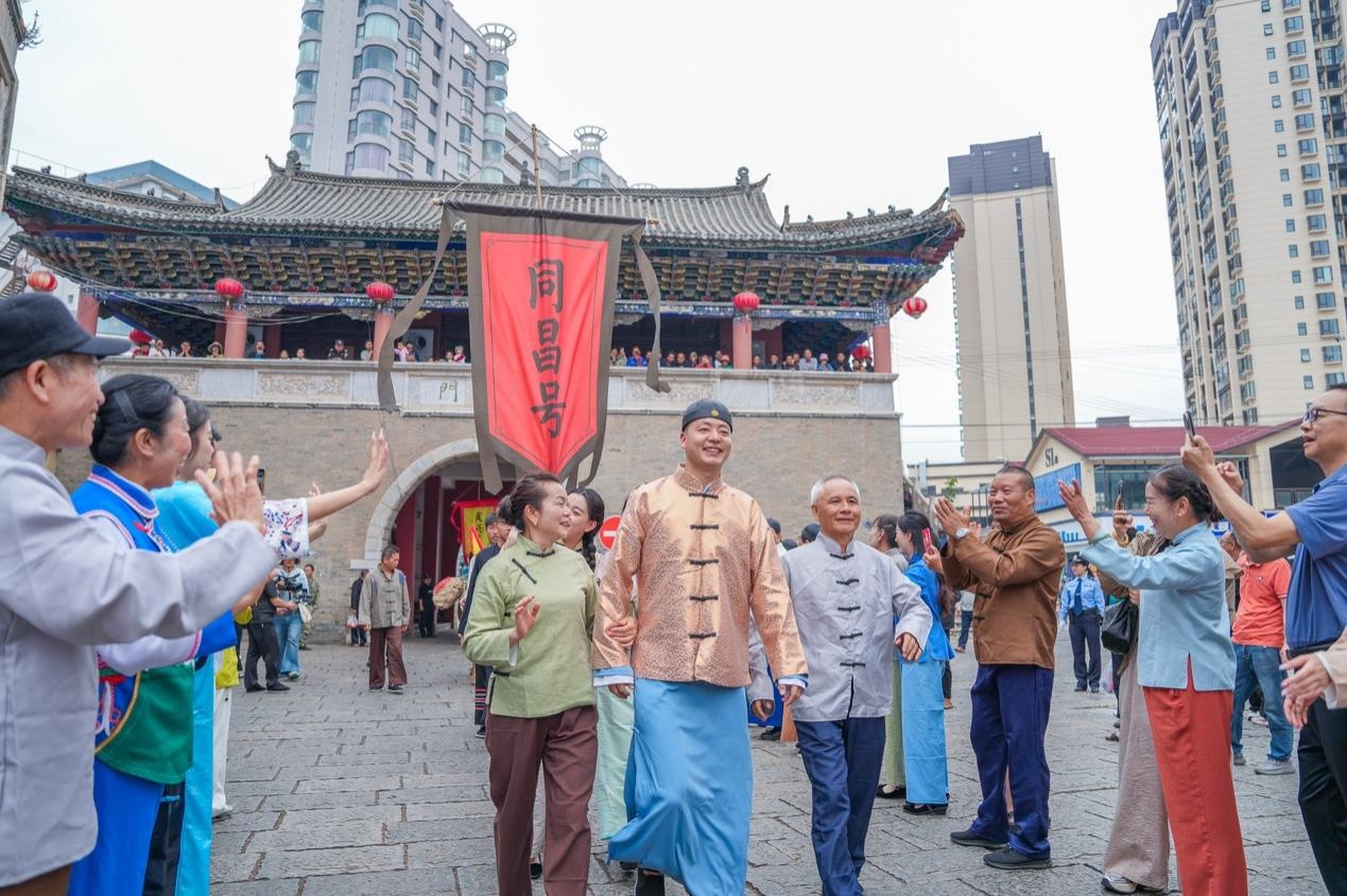 “五一”游云南石屏：沉浸粉色花海 邂逅文旅新体验