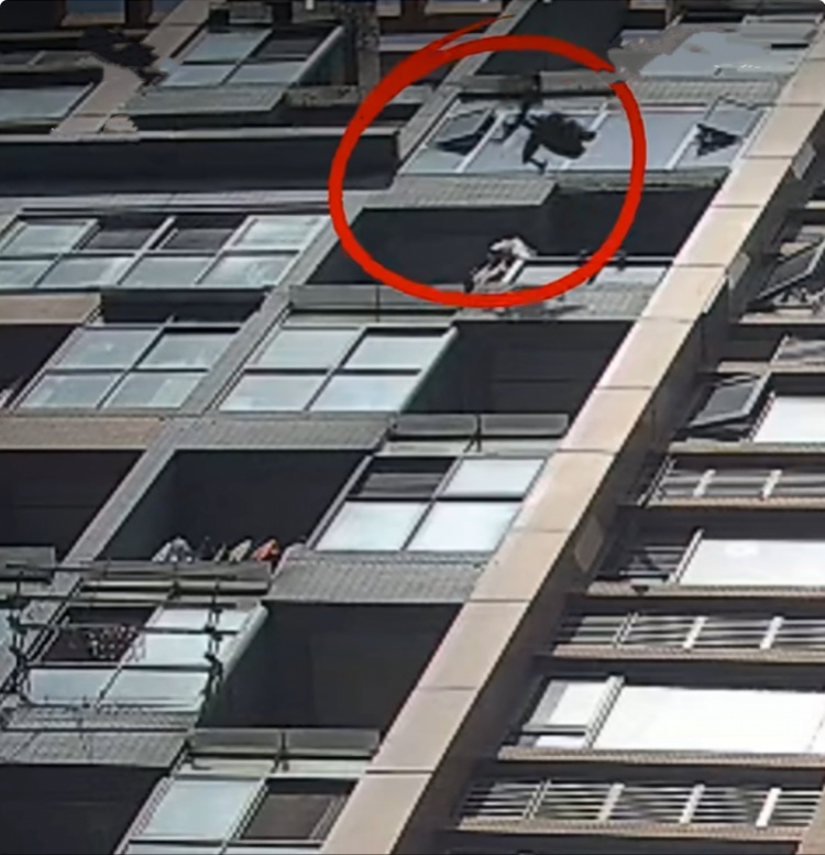 成都一小区16楼“飞”出电竞椅，刘某某被刑拘！