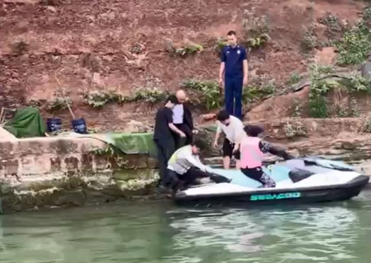 四川资阳一男子意外跌入沱江！危急时刻，摩托艇迅速出动......