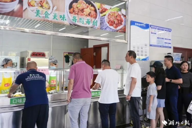 吃掉2300多斤小龙虾！这家食堂，“五一”爆火！