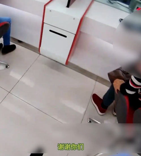 警银共守护！原来...执意取现15万的背后，是老父亲攒了许久的牵挂