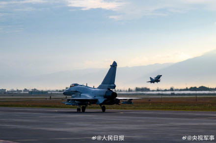 战鹰霞光同框上演硬核浪漫 战鹰霞光同框上演硬核浪漫