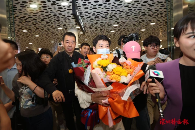 世界冠军赵心童回到深圳，“下一个目标：大满贯！”