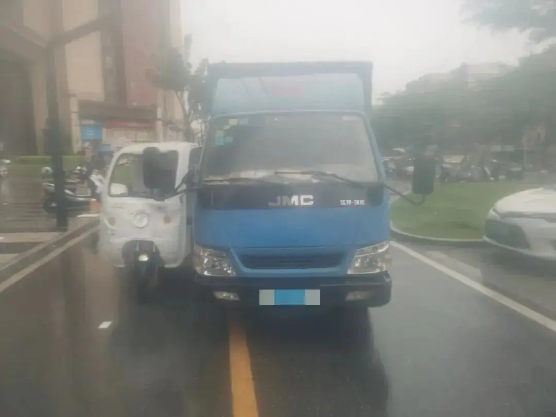 货车“无人驾驶”撞翻快递车？祸端在于……