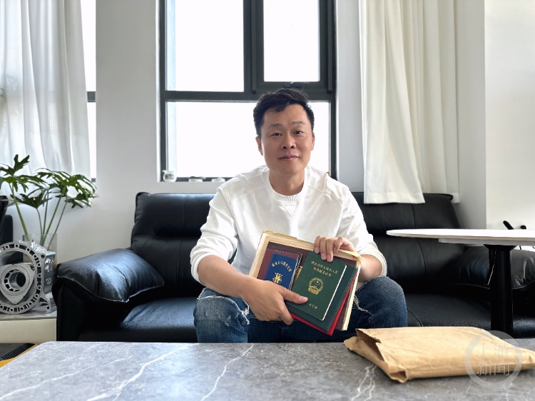 男子在深圳捡到他人一大包证件，包括毕业证、学位证、结婚证，经历13次搬家，18年后找到失主