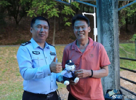 赞!70岁老人跳河勇救落水少女 赞!70岁老人跳河勇救落水少女