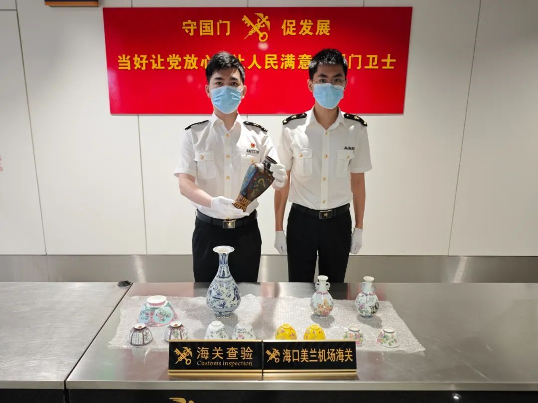 旅客携带文物出境，被海关当场查获