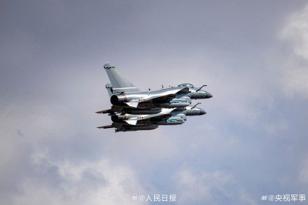 战鹰霞光同框上演硬核浪漫 战鹰霞光同框上演硬核浪漫