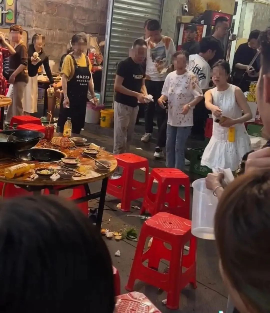 小猫掉进露天火锅病情恶化离世，涉事店铺店主做法获点赞