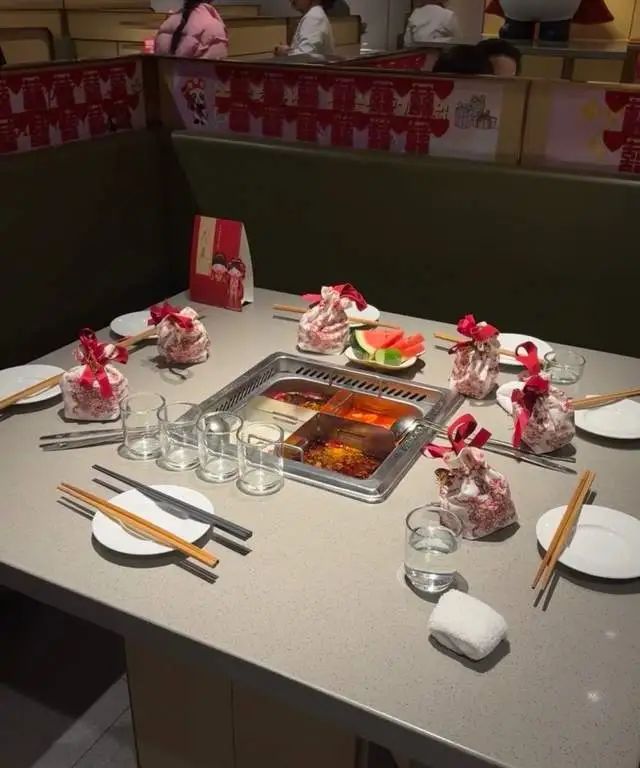 海底捞加入婚庆赛道？武汉某门店：很多人咨询，可为新人表演节目
