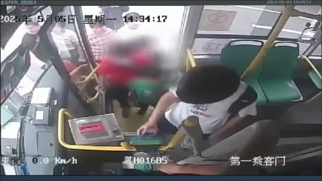 离谱！老人带着小孩刷老年卡乘车，却被司机要求站着