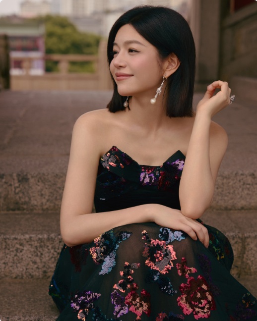 41岁陈妍希被搀扶着走红毯，身穿黑色鎏金花朵裙亮相国际时装周红毯