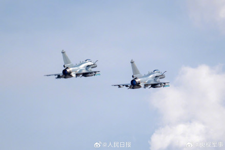 战鹰霞光同框上演硬核浪漫 战鹰霞光同框上演硬核浪漫