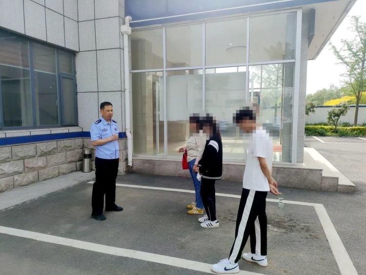 15岁女孩无证驾驶，亲妈果断报警！
