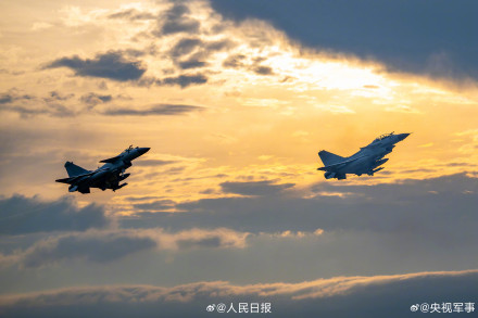 战鹰霞光同框上演硬核浪漫 战鹰霞光同框上演硬核浪漫