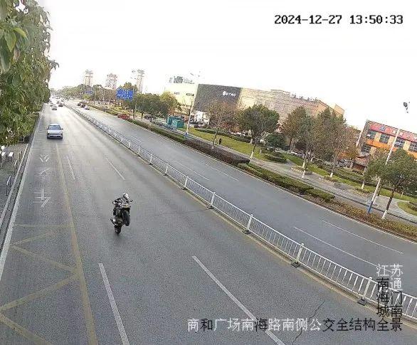开摩托“翘头”炫技?交警:现已老实… 开摩托“翘头”炫技?交警:现已老实…
