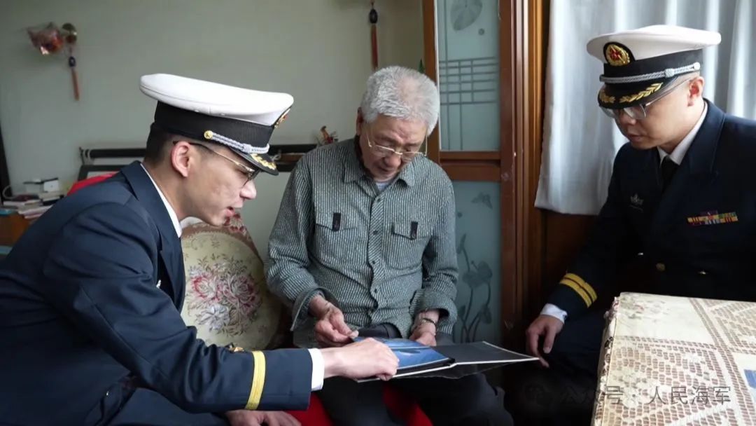 沂蒙山舰九旬老兵登上新战舰